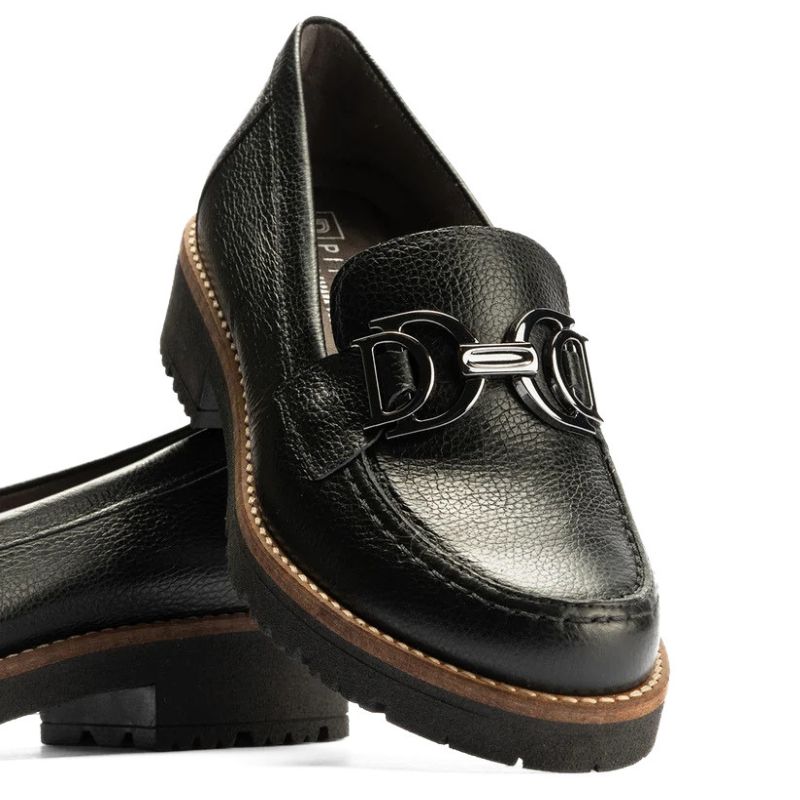 Mocasín Pitillos mujer de piel negro con adorno metálico