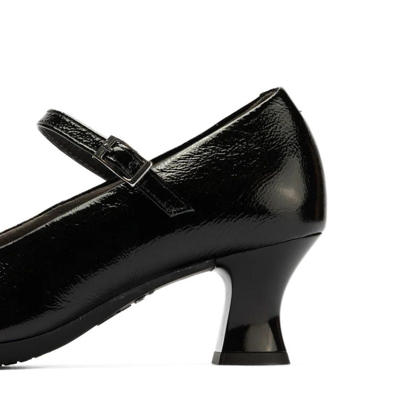 Zapato de salón Pitillos de charol negro con correa y tacón