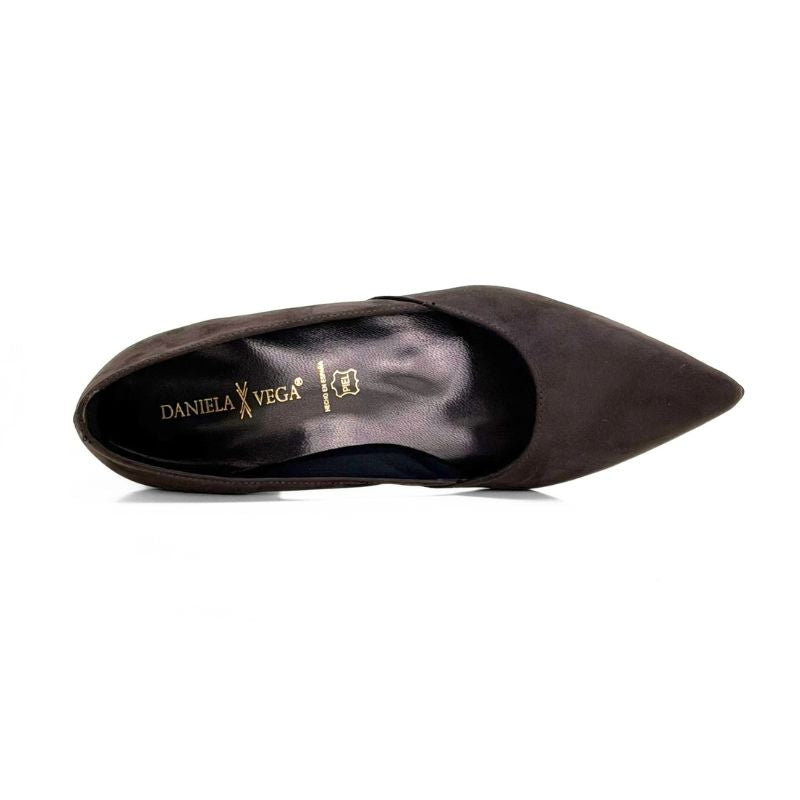 Zapato de salón Daniela Vega marrón oscuro con tacón ancho