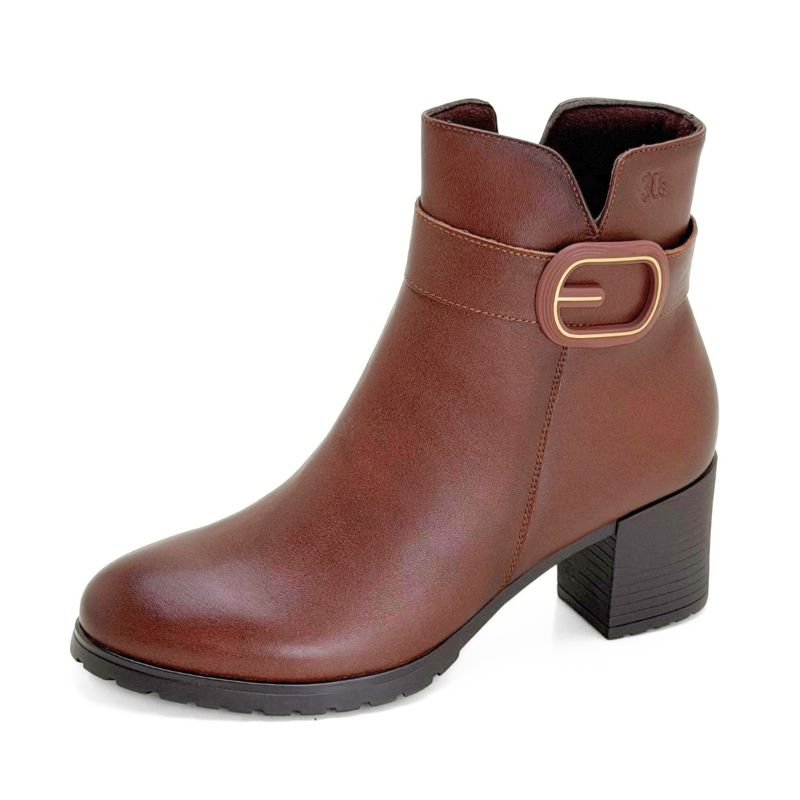 Botín Treintas 4626 de piel color cuero con tacón ancho y hebilla