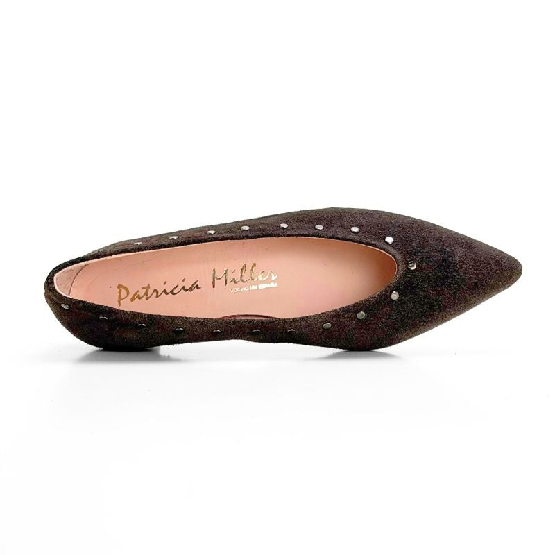 Zapato de salón Patricia Miller 7343 de serraje marrón con tachuelas